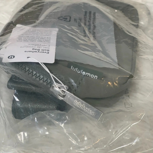 Lululemon Athletica Everywhere belt bag 1L, Grey Sage, SOLD OUT ONLINE - Picture 12 of 13